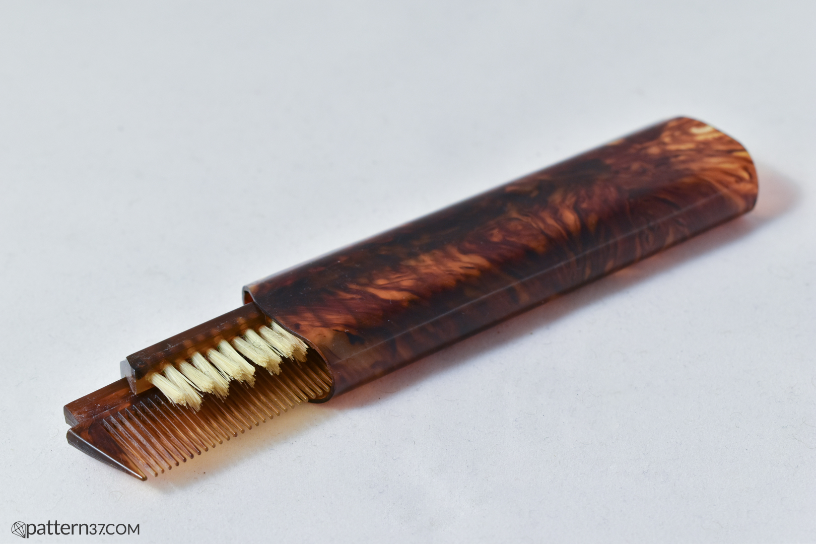 Bakelite comb and brush | pattern37.com